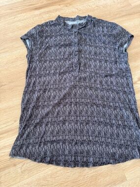 Casual Textured Short-Sleeve Top in Heather Charcoal